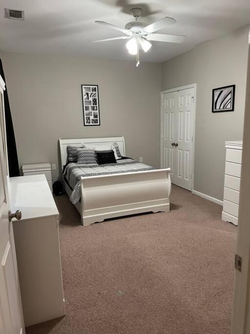 Cheerful 3 Bedroom, Close To Downtown And Arena!!! Ferienhaus Savannah