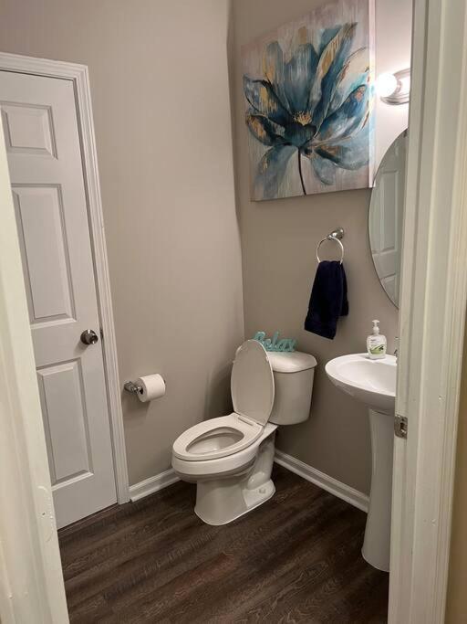 Cheerful 3 Bedroom, Close To Downtown And Arena!!! Ferienhaus *