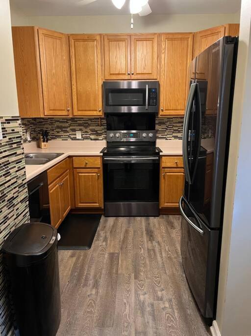 Cheerful 3 Bedroom, Close To Downtown And Arena!!! Ferienhaus